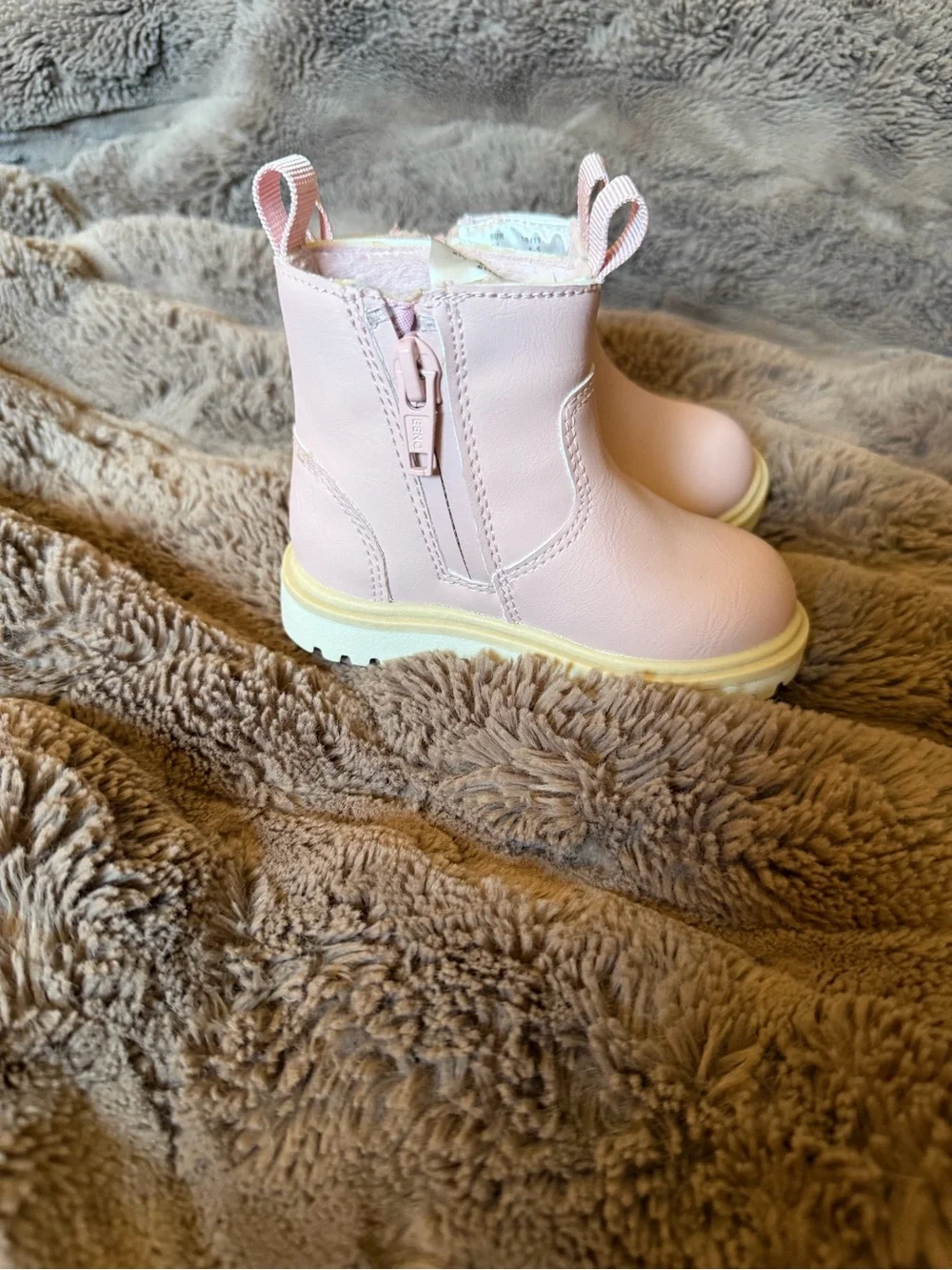 H&M Light Pink Toddler Girls Waterproof Chelsea Boot! Size 4/5.